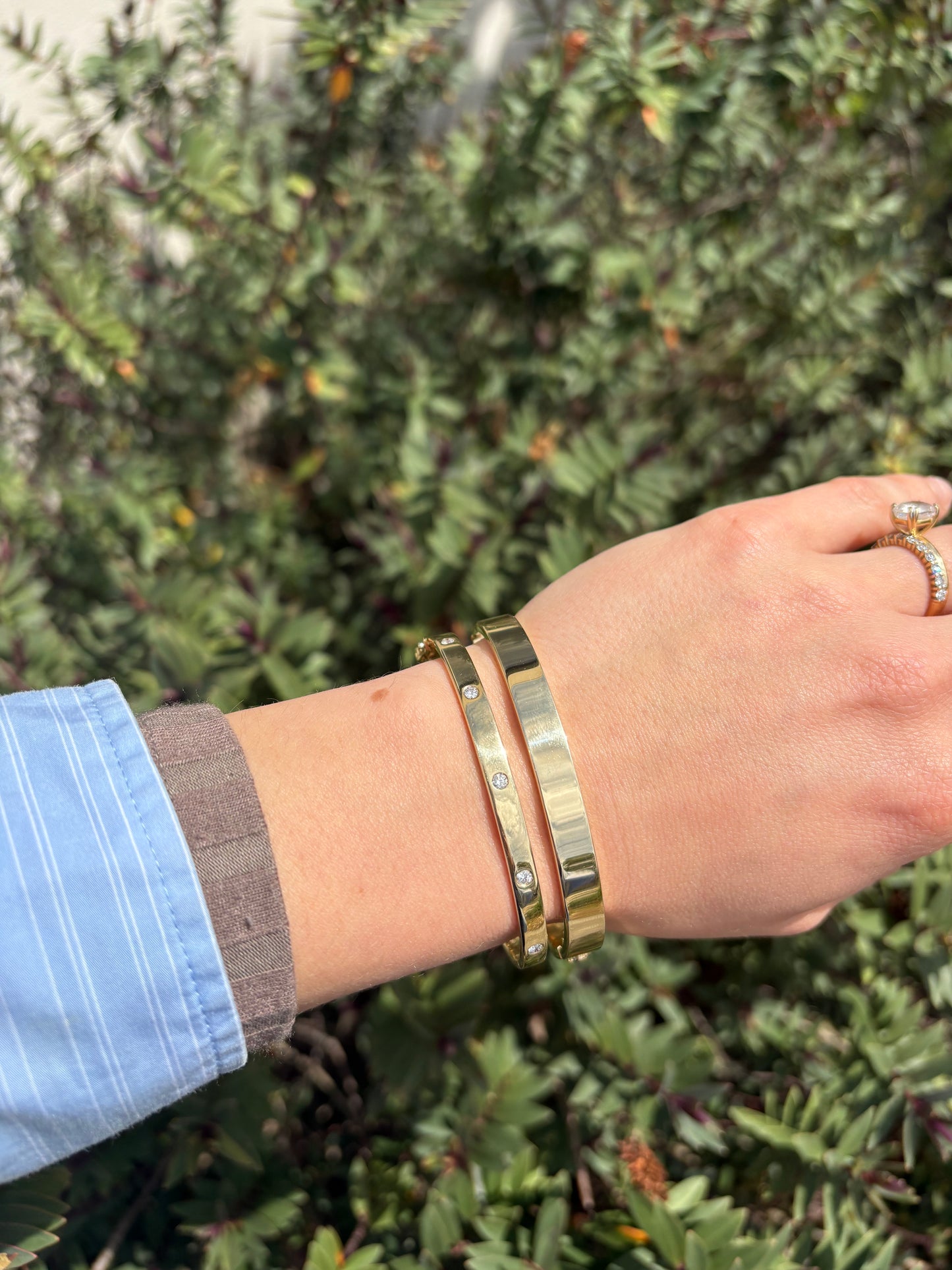 9k YG 7mm Oval Bangle with screws at each end. 60mm x 50mm