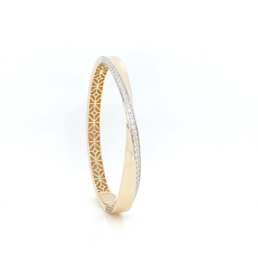 9k YG Hinged Twist Bangle with Diamond Edge, 46D = approx.0.99ct, SI1 G.  54x47mm